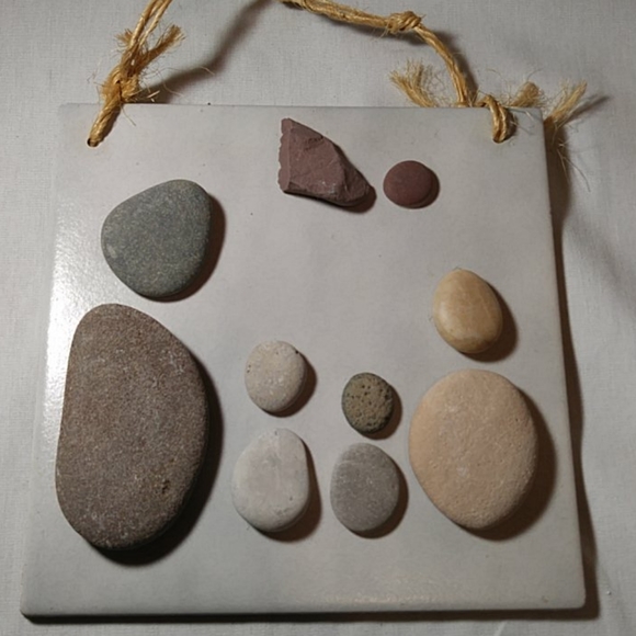 Stone Art Design Dad Mom & 2 Kids & Angel Watching - Picture 2 of 5